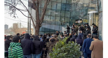 تجمع سهامداران حقیقی مقابل ساختمان بورس تهران 